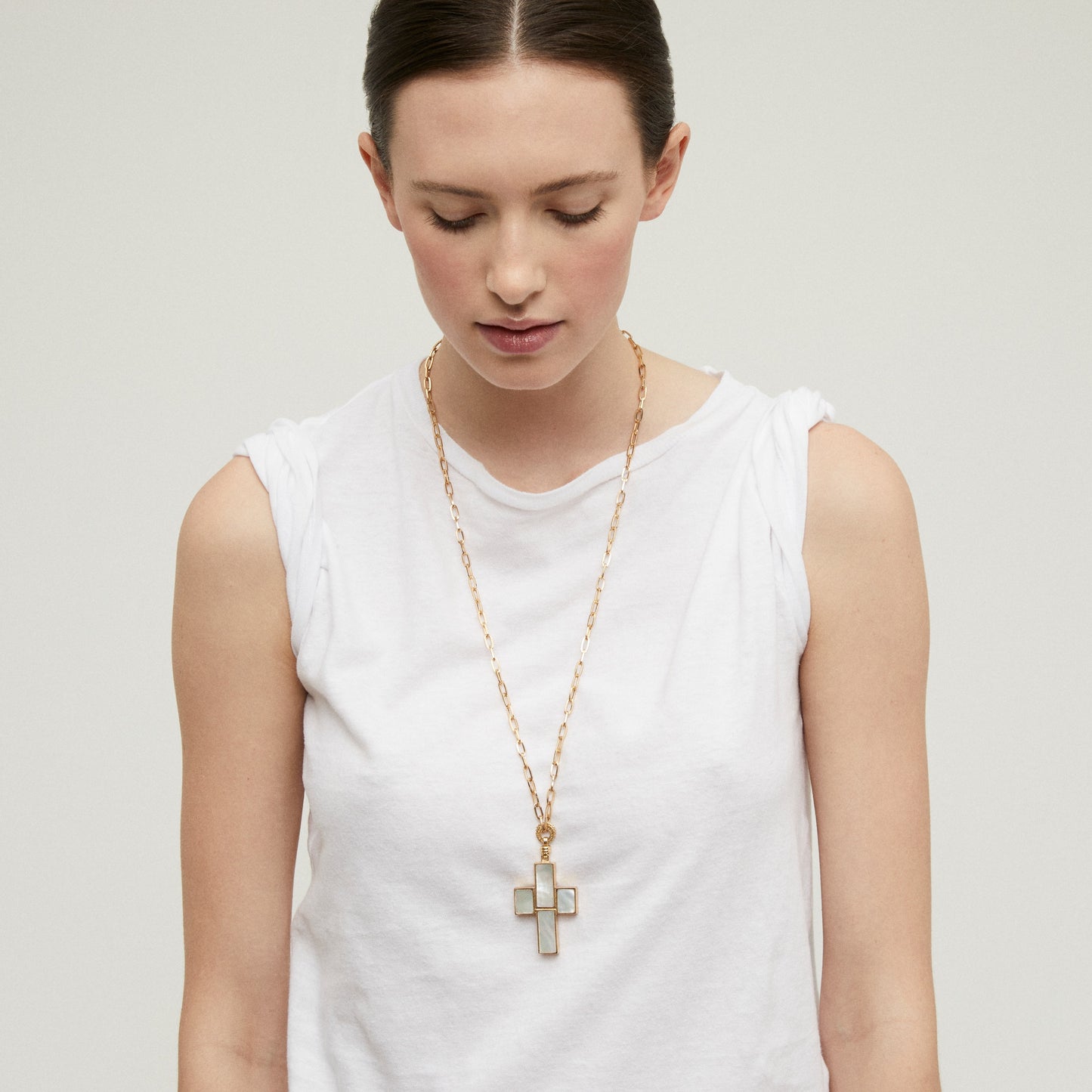 Croix Serti long necklace - White Mother-of-pearl